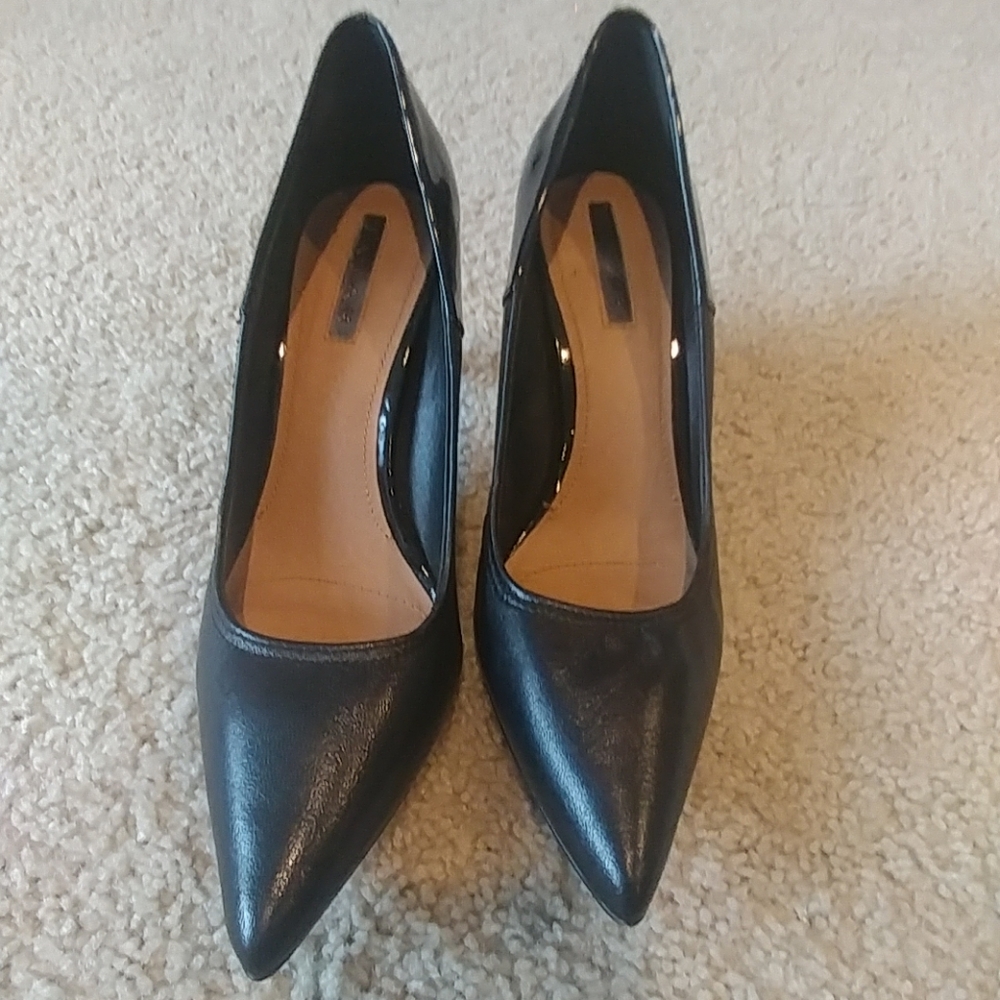Black pumps